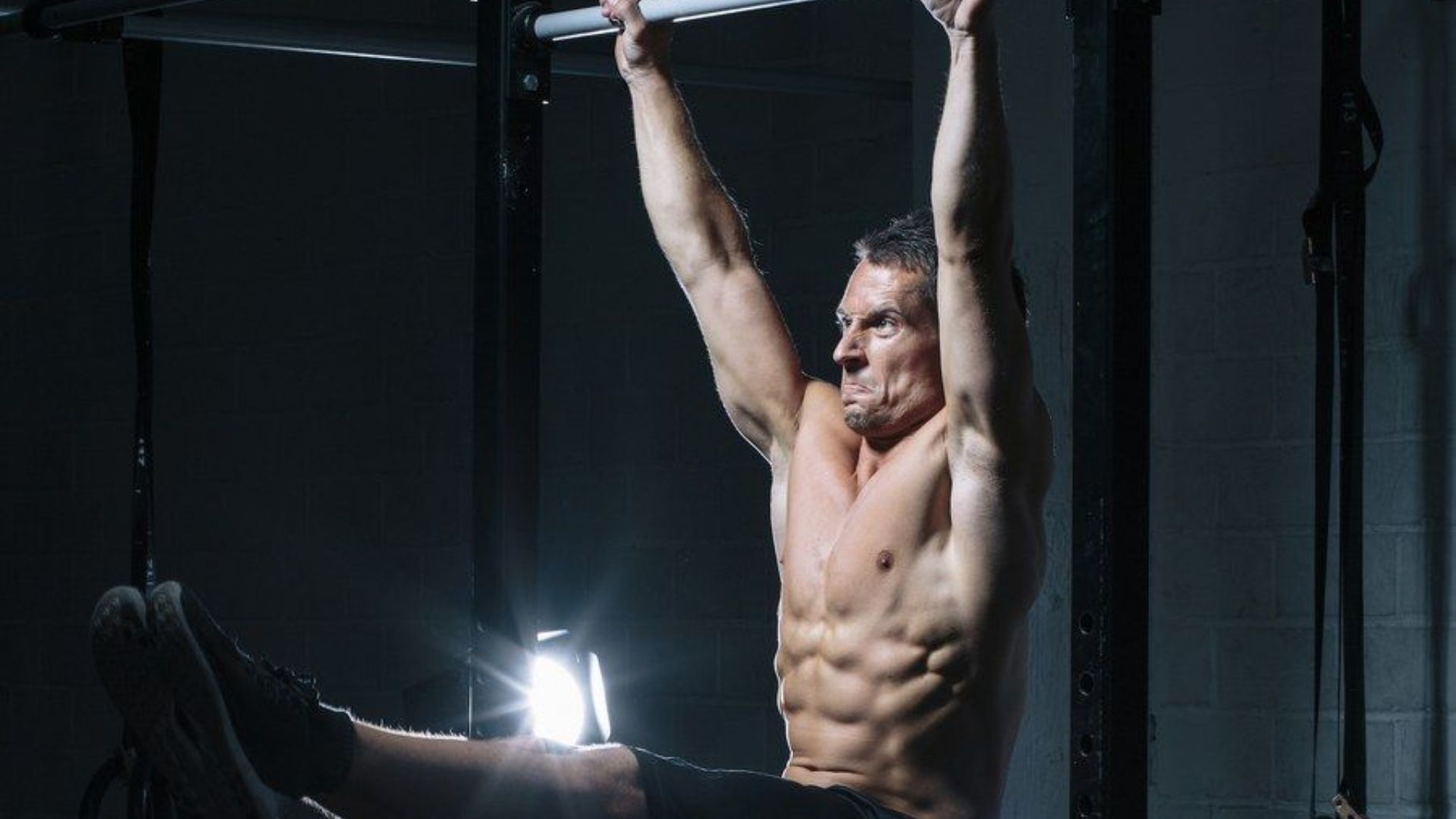 ไขสงสัย! ท่า Hanging Leg Raise ทำไมบางคนทำได้สบาย แต่บางคนรู้สึกยากมาก?
